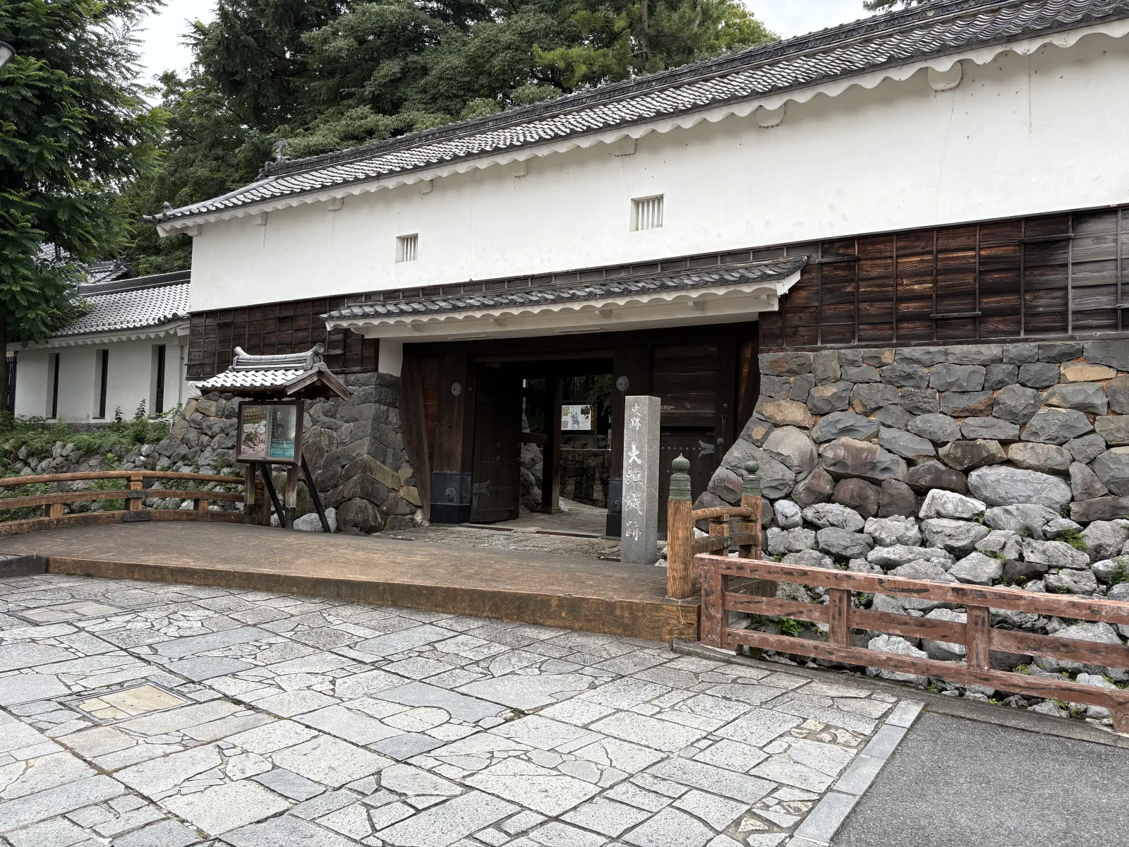 大垣城の門