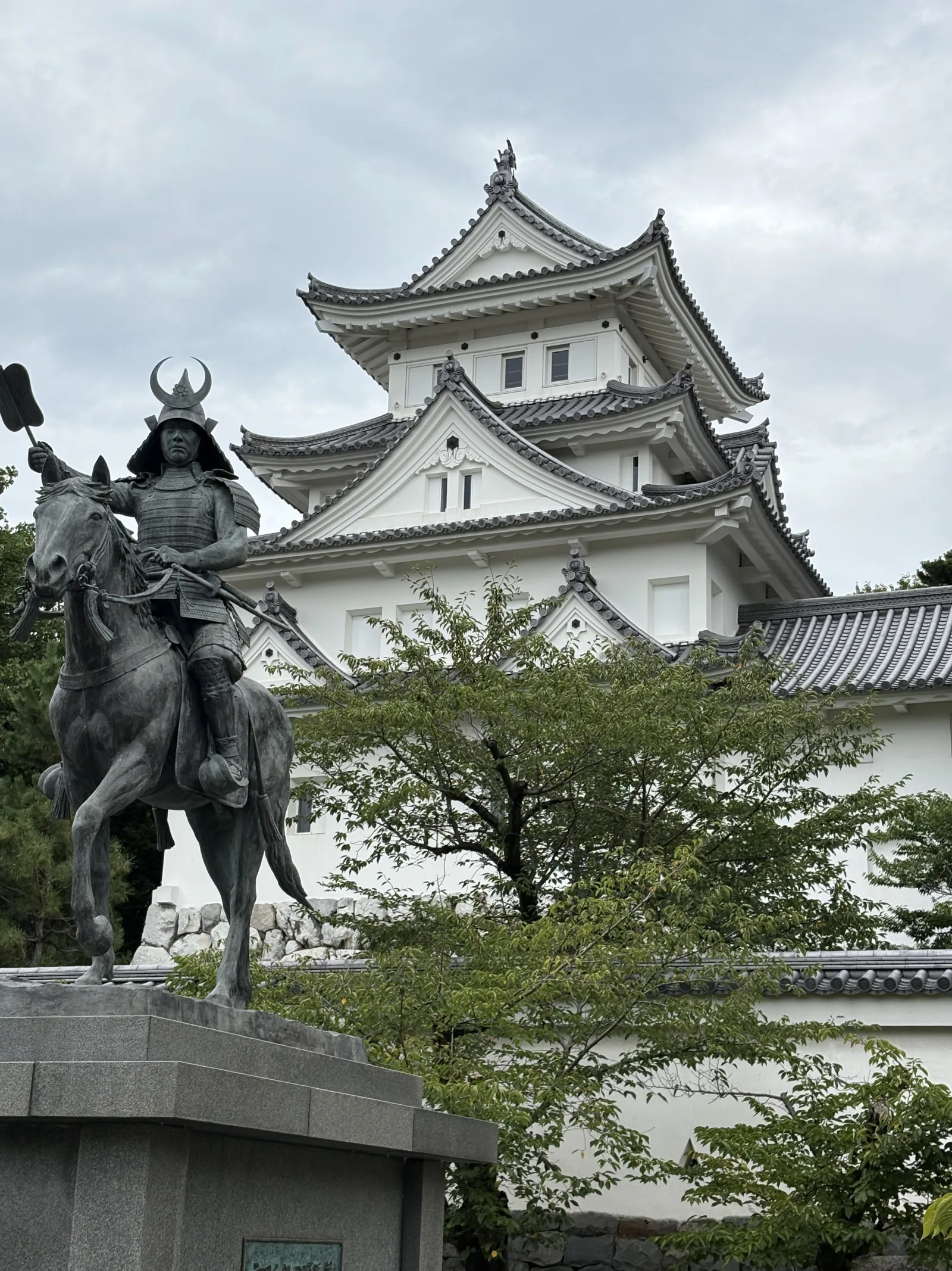 戸田氏鉄騎馬像と大垣城天守
